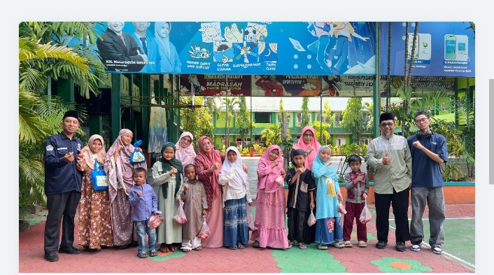 MAN 2 Kota Makassar Berbagi kepada Anak Pemulung