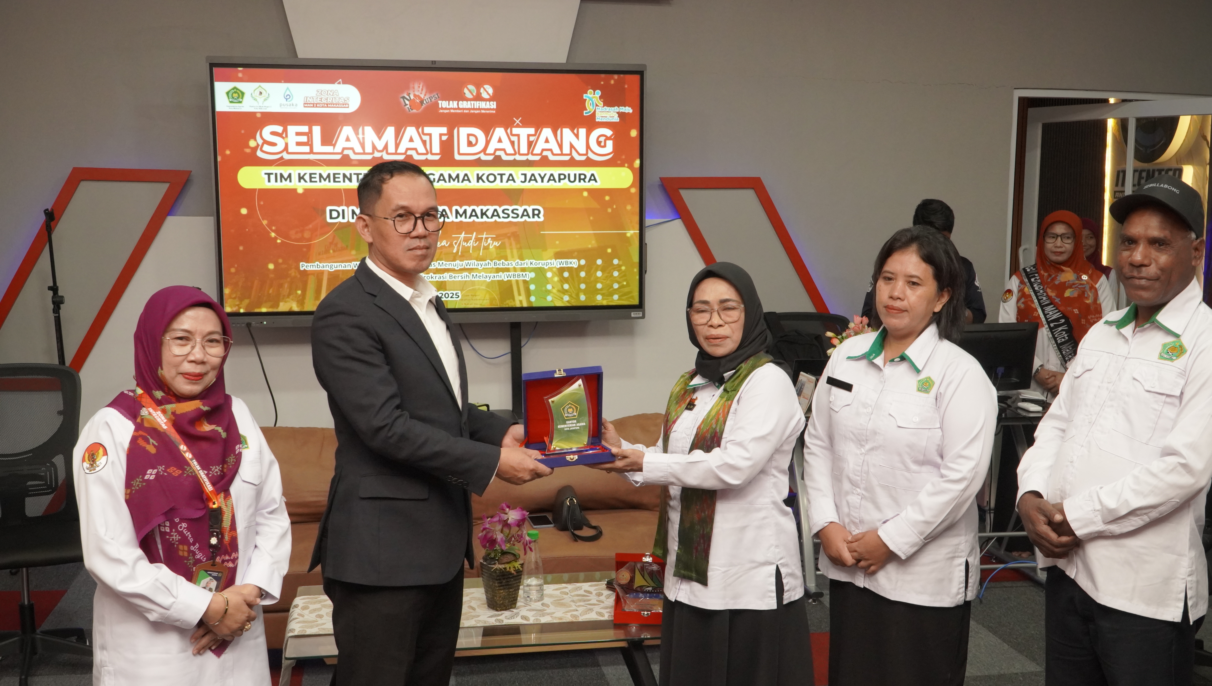 Kemenag Kota Jayapura Kunjungan Studi Tiru di MAN 2 Kota Makassar