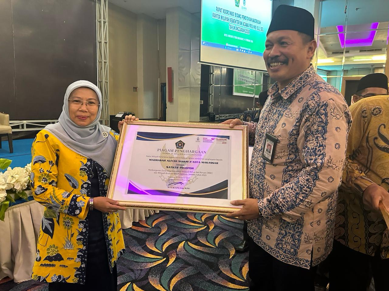 MAN 2 Kota Makassar Terima Penghargaan sebagai Madrasah Pelopor ZI