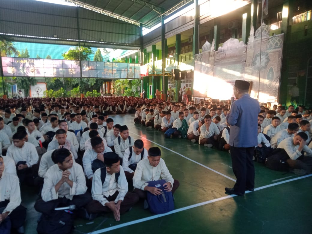 MAN 2 Kota Makassar Gelar Kegiatan Jumara: Pengajian Pagi dan Kerja Bakti Wujudkan Madrasah Religius