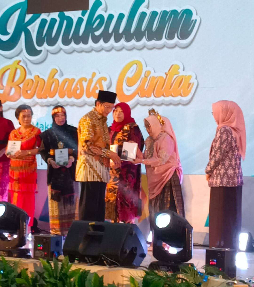 Kementerian Agama Launching Kurikulum Berbasis Cinta, Kamad MAN 2 Terima Buku Panduan KBC