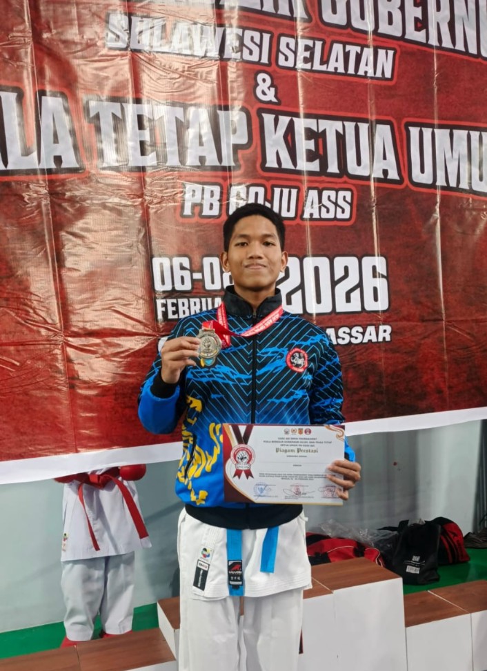 Andi Ilham Baharuddin Sabet Medali Perak di Open Turnamen Karate Piala Gubernur Sulsel