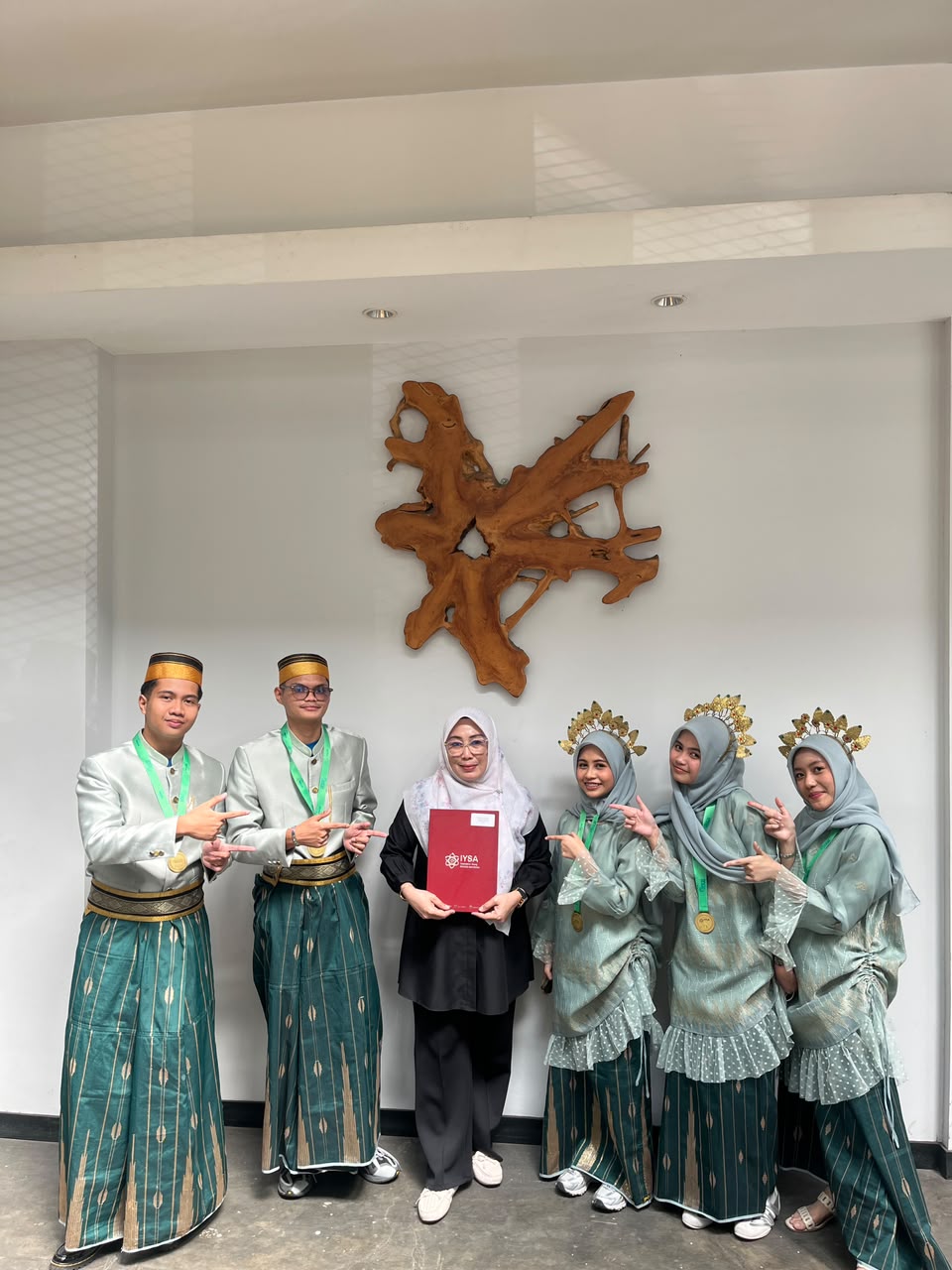 Murid MAN 2 Kota Makassar Raih Gold dan Silver Medal pada Ajang Inovasi Ilmiah IYSA
